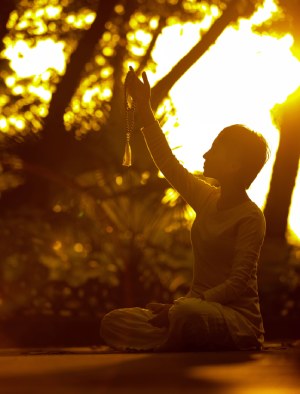 Jeugd doet yoga in Gent