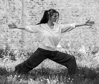 Yoga Fabienne met gezicht naar muur in Gent