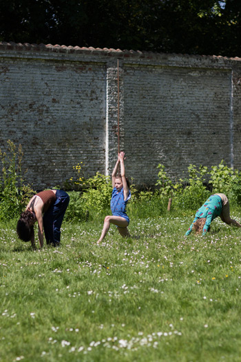 Jeugd doet yoga in Gent