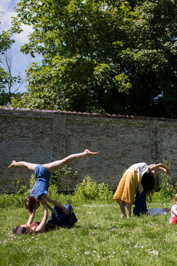 Samenwerkende jeugd doet Yoga in Gent